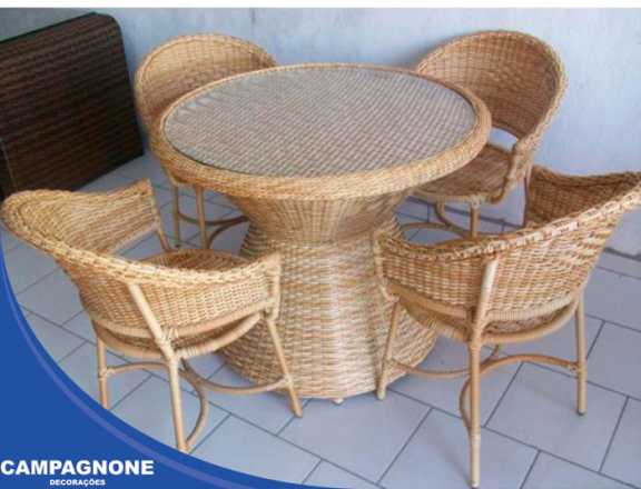 Jogo de mesa e cadeiras